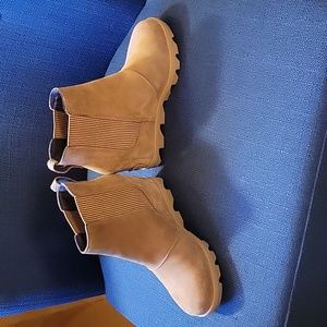 Women's Sorel boots.   Size 6.   Beautiful but they are too small for me.